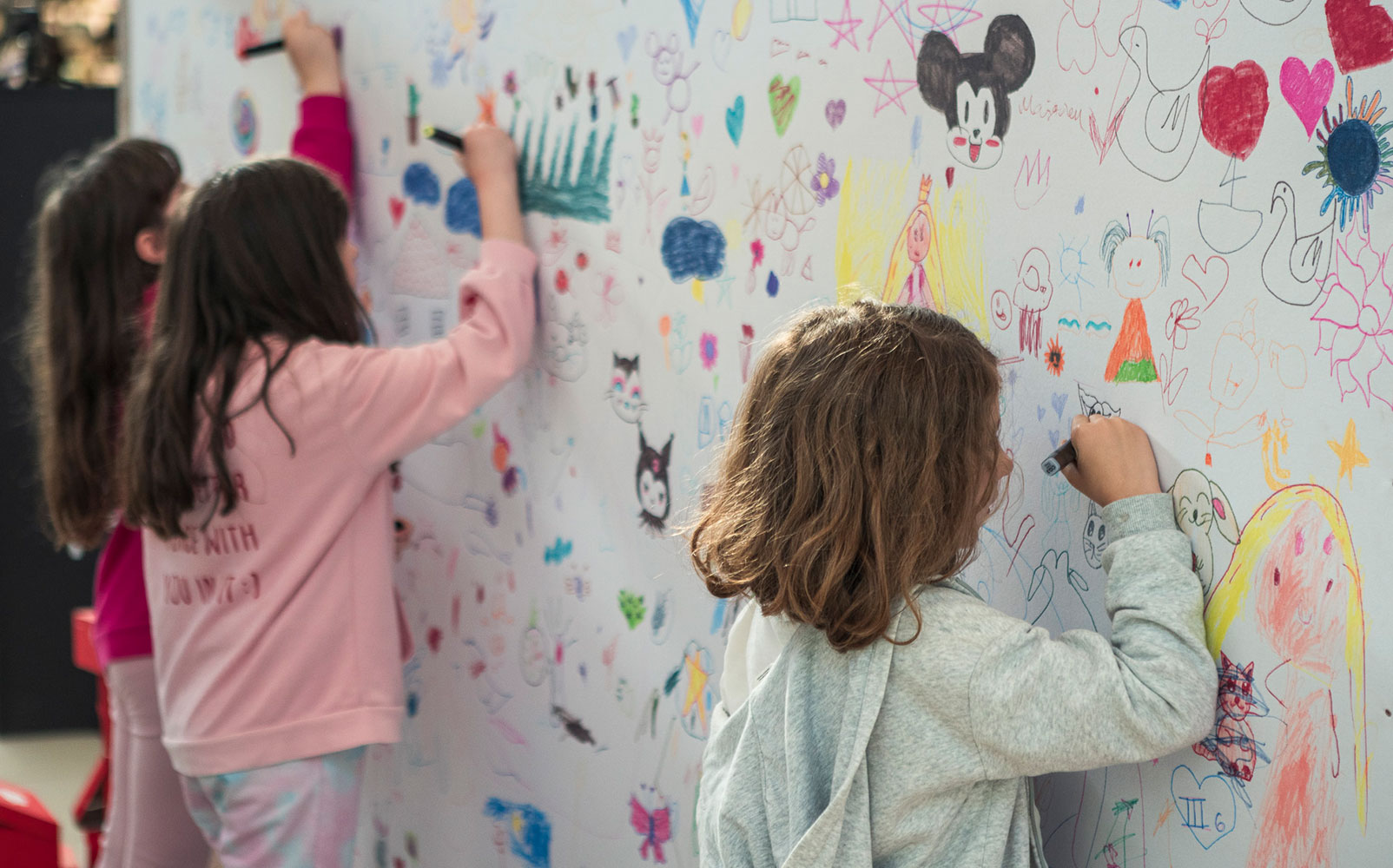 Putujuće platno obasjalo Beograd veselim dečijim crtežima